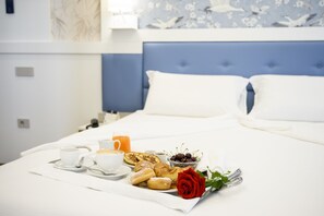 Phòng Deluxe | Bộ đồ giường cao cấp, minibar, két bảo mật tại phòng, bàn 