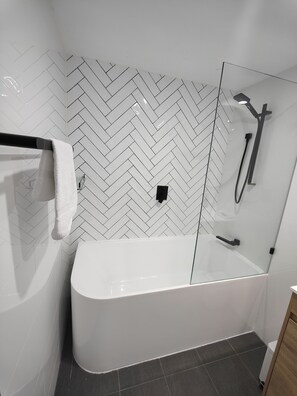 Executive Apartment, 2 Bedrooms | Bathroom | Shower, free toiletries, hair dryer, towels - Mari Court Resort (Surfers Paradise)