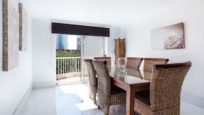 Departamento estándar, 3 habitaciones | Tabla de planchar con plancha, cunas, camas extra y wifi gratis 