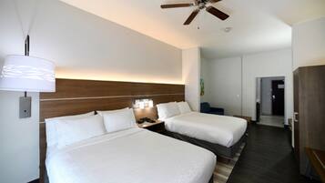 Suite, 2 camas Queen size | Caja de seguridad en la habitación y escritorio