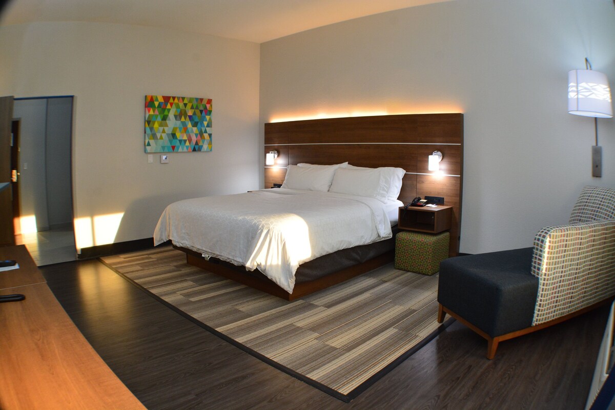 Suite, 1 kingsize-seng | Safe på rommet, skrivebord, strykejern/-brett og barnesenger (inkludert)