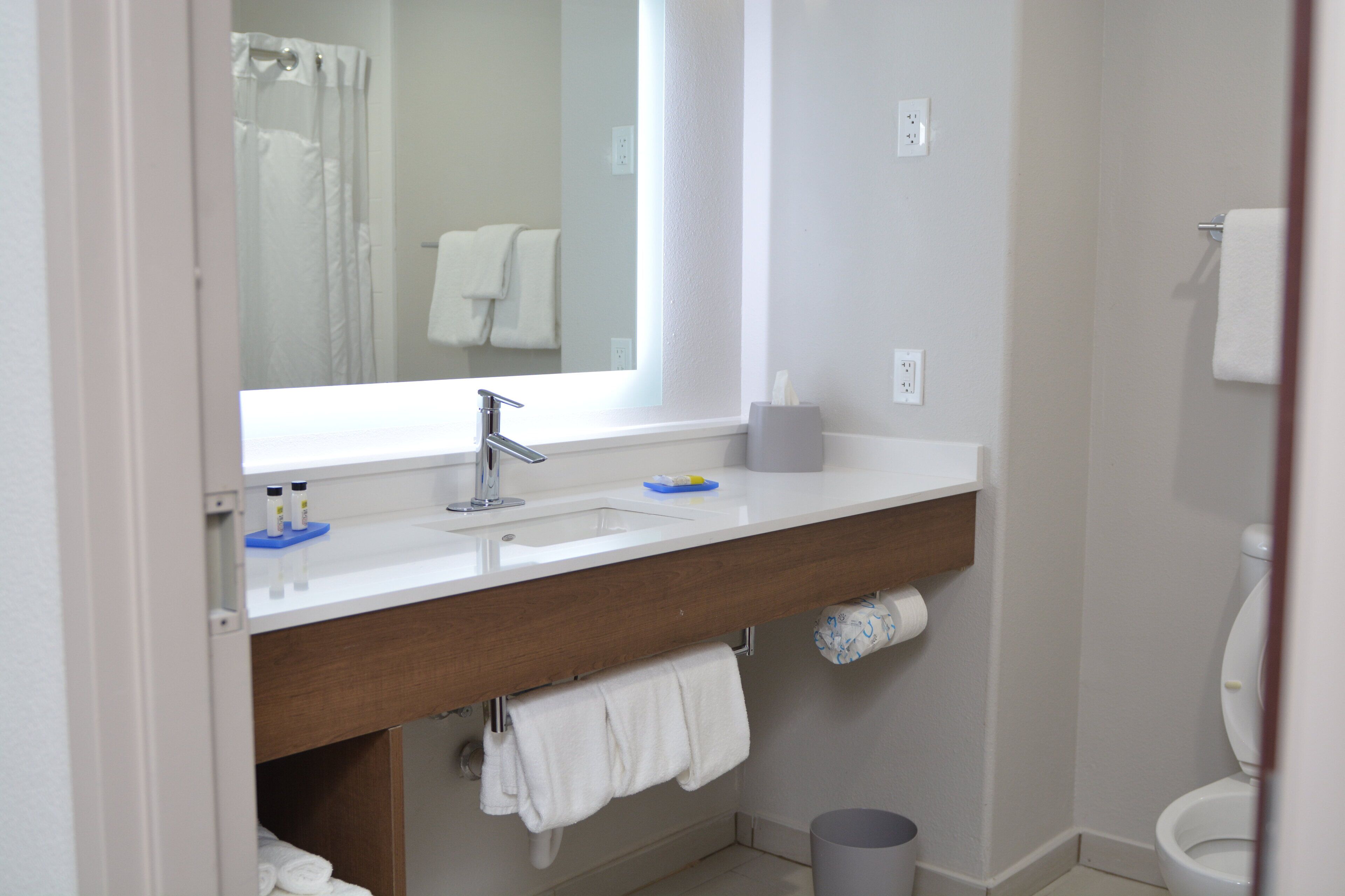 combined shower/bathtub, hair dryer, towels