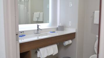 Bañera con ducha, secador de pelo, toallas