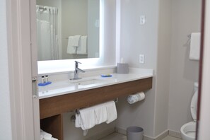 Combined shower/bathtub, hair dryer, towels