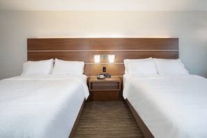 In-room safe, desk, blackout drapes, iron/ironing board - Holiday Inn Express Yreka-Shasta Area by IHG (Yreka)