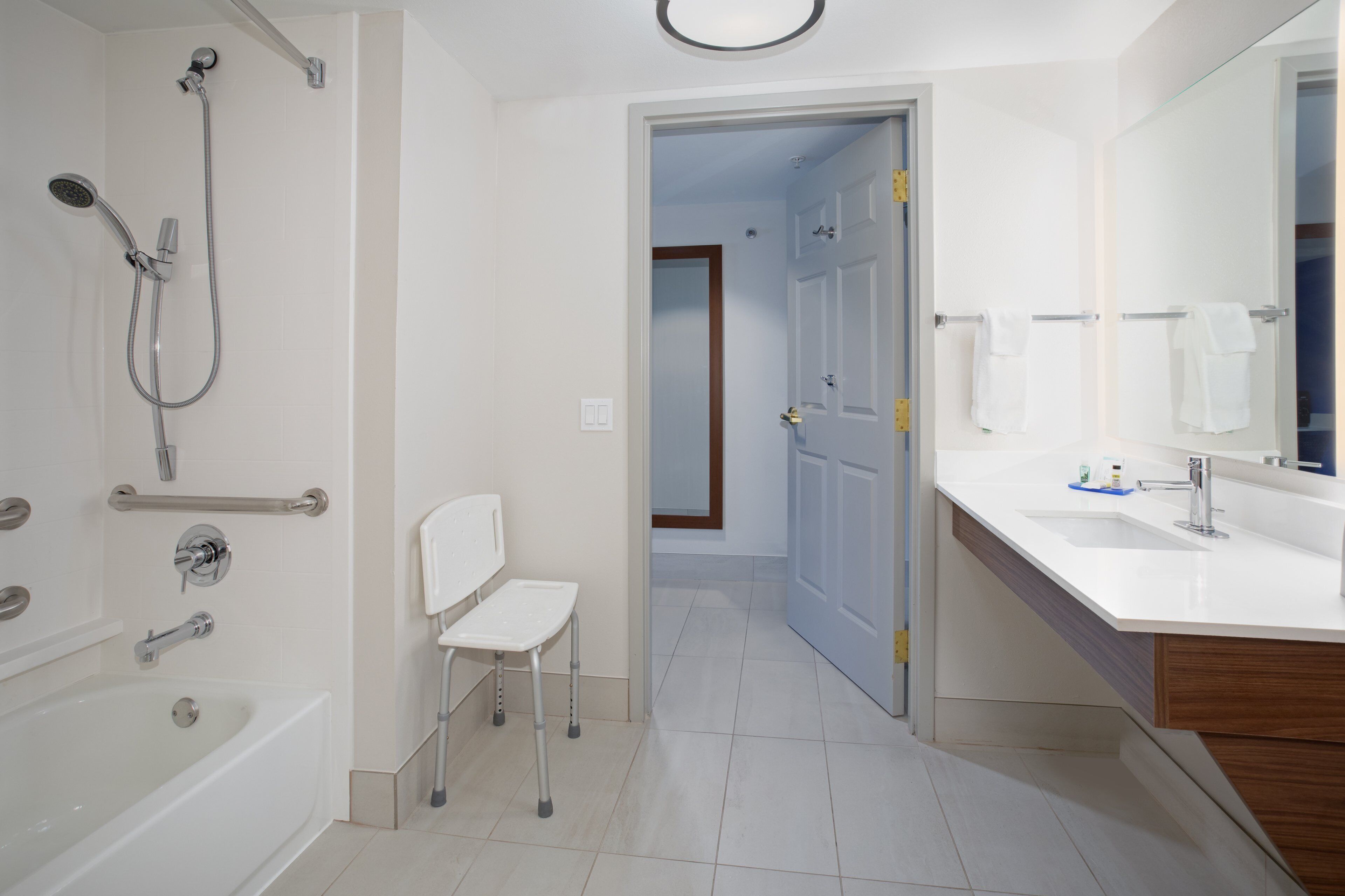 standard room, 1 king bed, accessible (communications, mobility, access tub) | bathroom | shower, free toiletries, hair dryer, towels