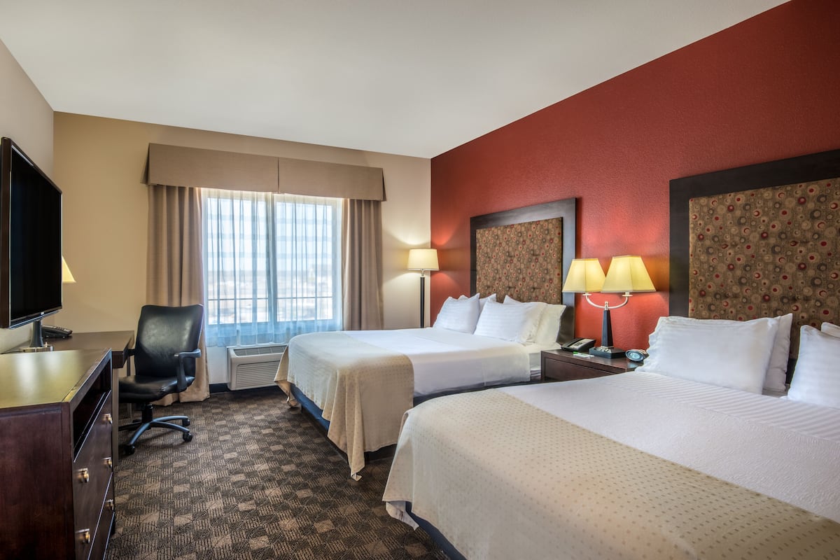 1 bedroom, premium bedding, pillow-top beds, desk