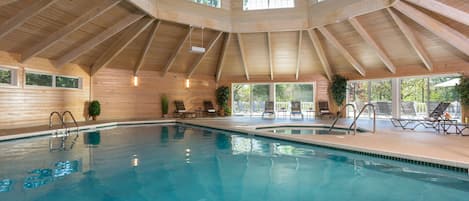 Indoor pool, sun loungers