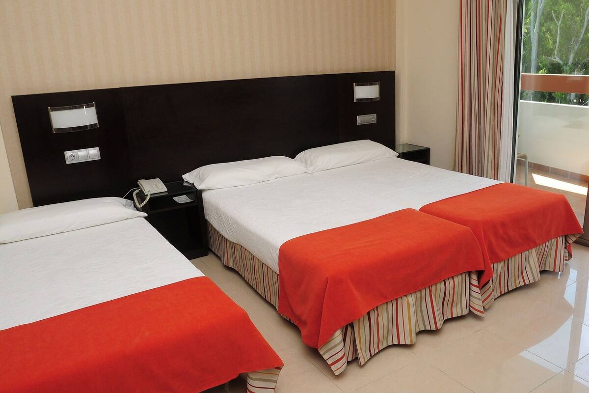 Quarto triplo standard (extra bed, 3 persons, adults and kids) | Roupas de cama premium, frigobar, cofres nos quartos, escrivaninha