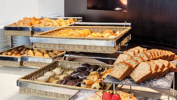 Standard Room, 1 King Bed, Non Smoking | Restaurant