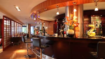 2 bars/lounges, cocktail bar