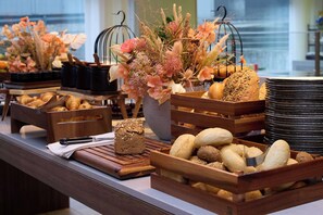 Daily buffet breakfast (CHF 26 per person)