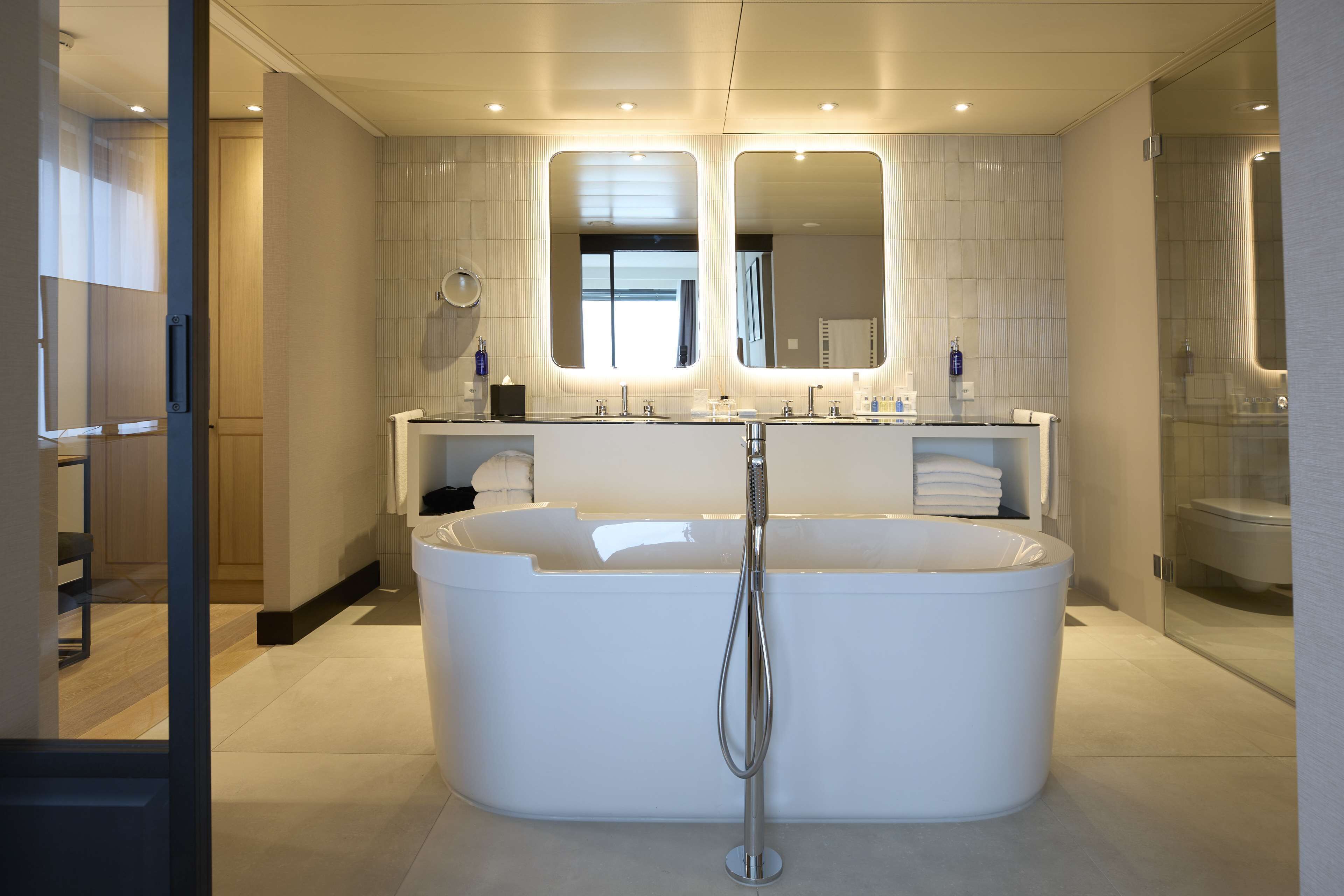 combined shower/bathtub, eco-friendly toiletries, hair dryer, towels