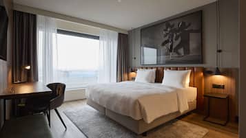 Design Suite (Airfield View) | Hypo-allergenic bedding, in-room safe, desk, laptop workspace