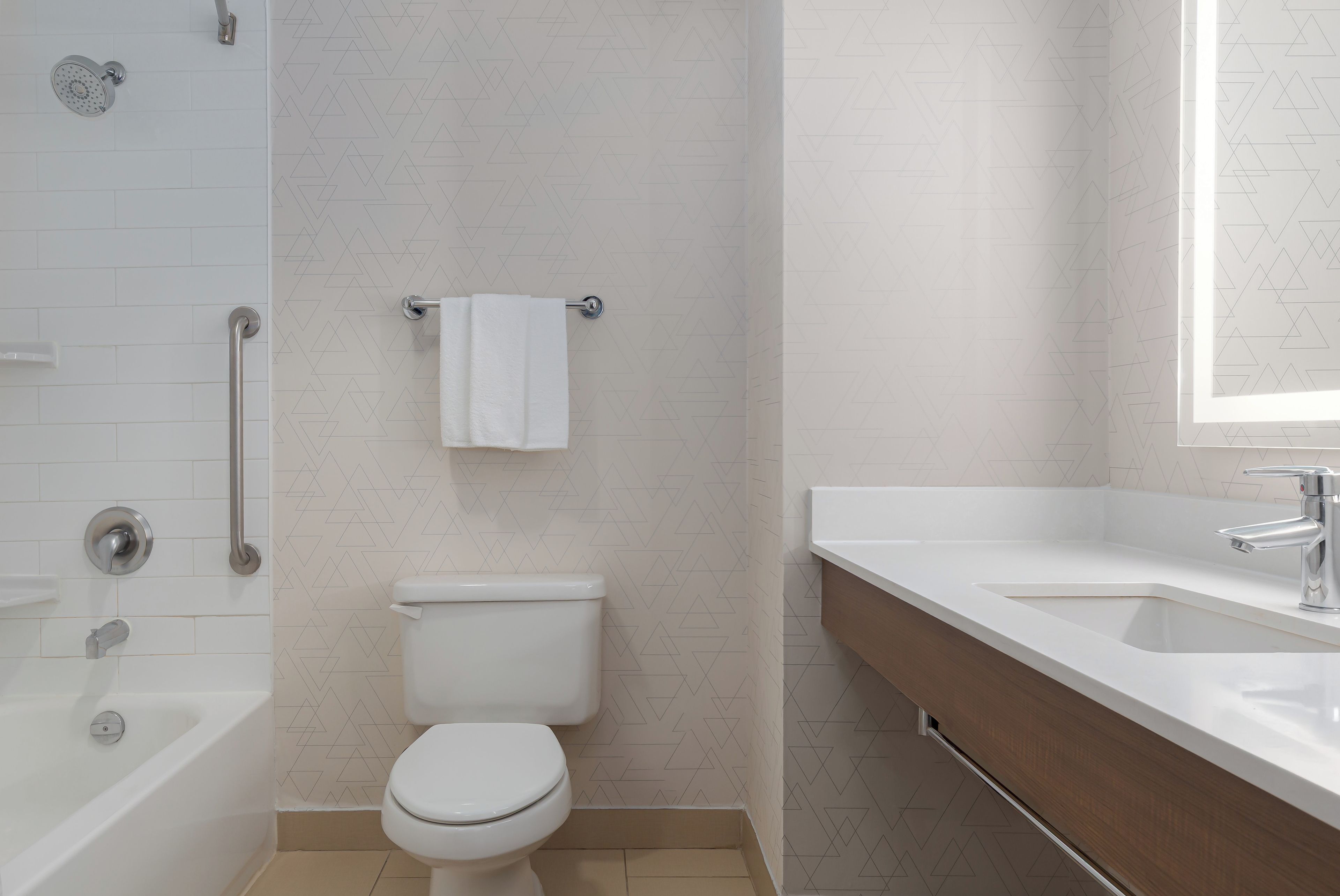 Ein modernes Badezimmer mit Toilette, Dusche und Waschbecken.
