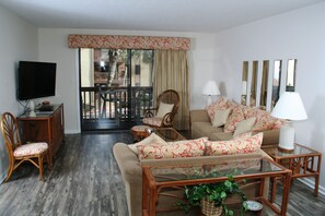 Condo, 2 habitaciones, junto a la alberca (Sleeps up to 6) | Área de sala de estar | Televisión y reproductor de DVD 