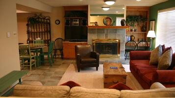 2 Bedroom / 2 Bathroom Condominium | Living room | TV, fireplace