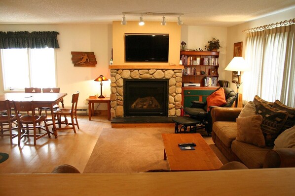 Condo, 3 chambres | Aire de séjour | Téléviseur, foyer