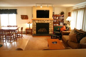 Condo, 3 Bedrooms | Living area