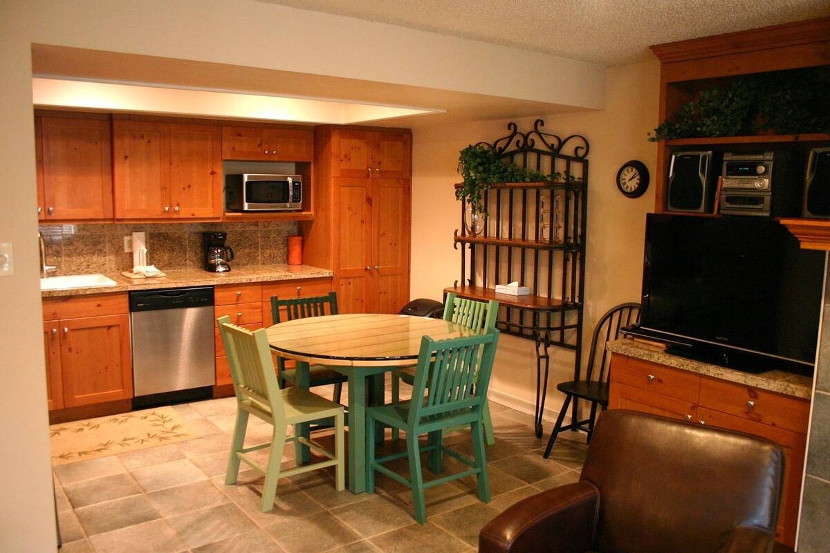 2 Bedroom / 2 Bathroom Condominium | In-room dining
