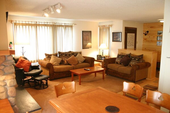 Condo, 3 habitaciones | Servicio a la habitación