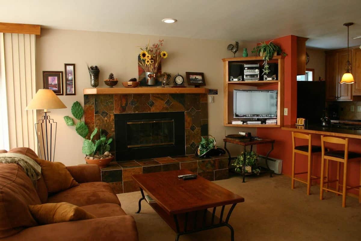 1 bedroom / 2 bathroom condominium  | Living room | TV, fireplace, DVD player