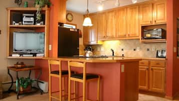 1 bedroom / 2 bathroom condominium  | Cocina privada | Refrigerador, microondas y cafetera y tetera