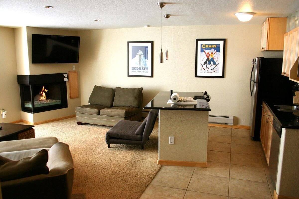 2 bedroom / 3 bathroom condominium | Living room | TV, fireplace, DVD player