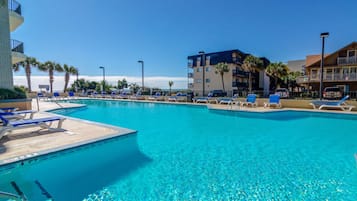 Una piscina techada, una piscina al aire libre