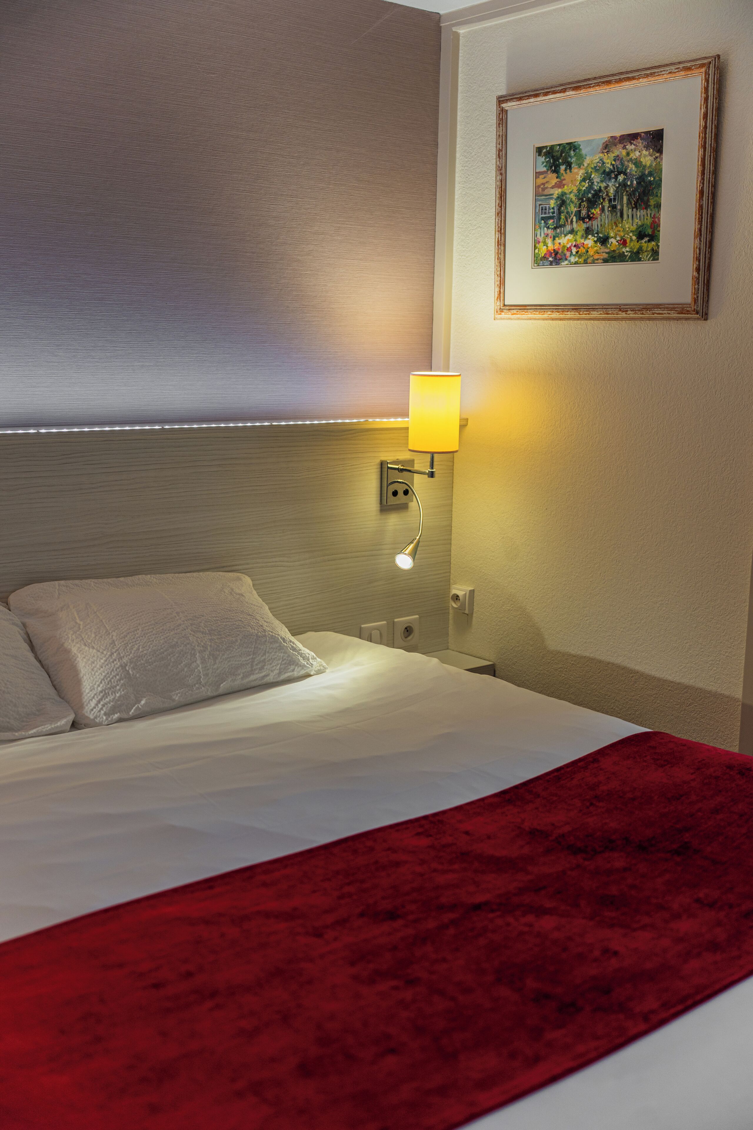 Phòng đôi Tiêu chuẩn (For 1 or 2 persons) | Bàn, màn/rèm cản sáng, bàn ủi/dụng cụ ủi quần áo 