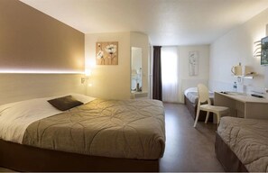 Chambre Quadruple Supérieure | Bureau, rideaux occultants, fer et planche à repasser, Wi-Fi gratuit