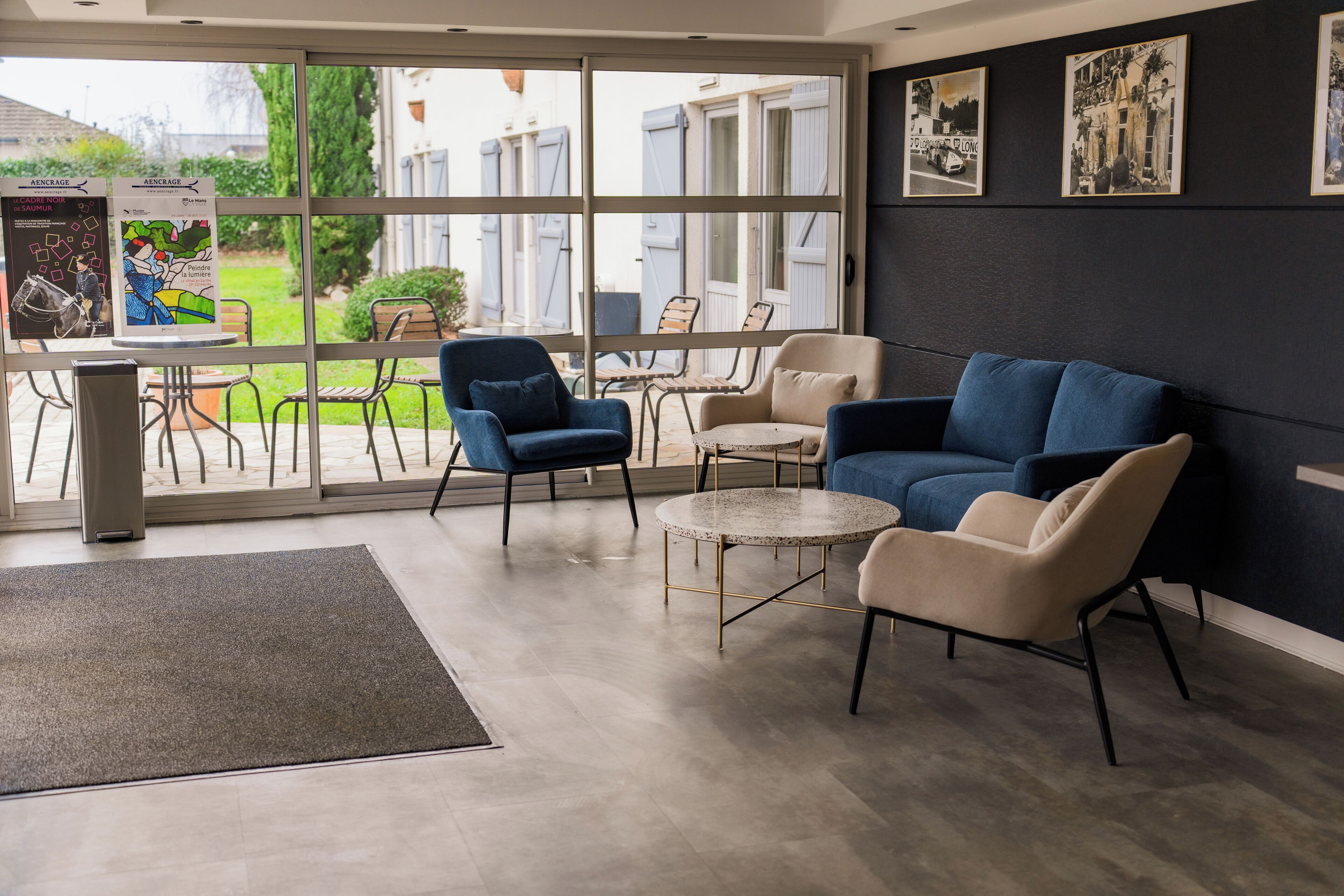 Coin salon dans le hall