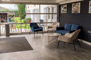 Lobby sitting area - Logis Hôtel Alizéa, Le Mans Nord (Saint-Saturnin)