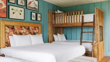 Una habitación con literas, una escalera de madera y un cabecero con diseño floral.