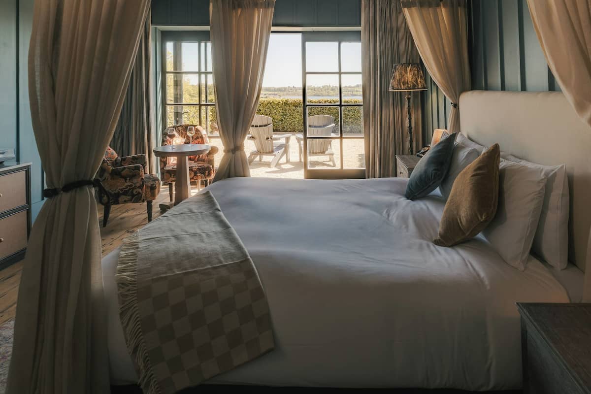 Junior Suite | Hypo-allergenic bedding, minibar, in-room safe, desk