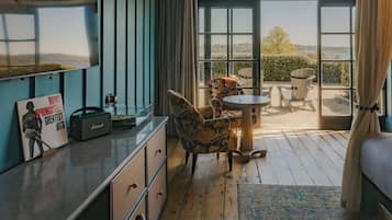 Junior Suite | Hypo-allergenic bedding, minibar, in-room safe, desk