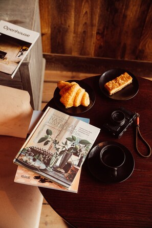 Petit déjeuner complet (20 EUR par personne)
