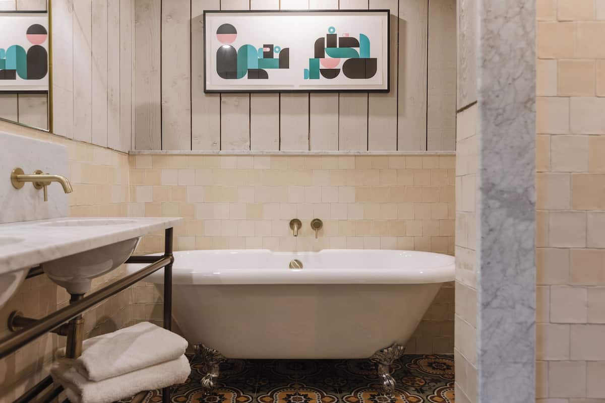 the classic share | bathroom | hair dryer, towels