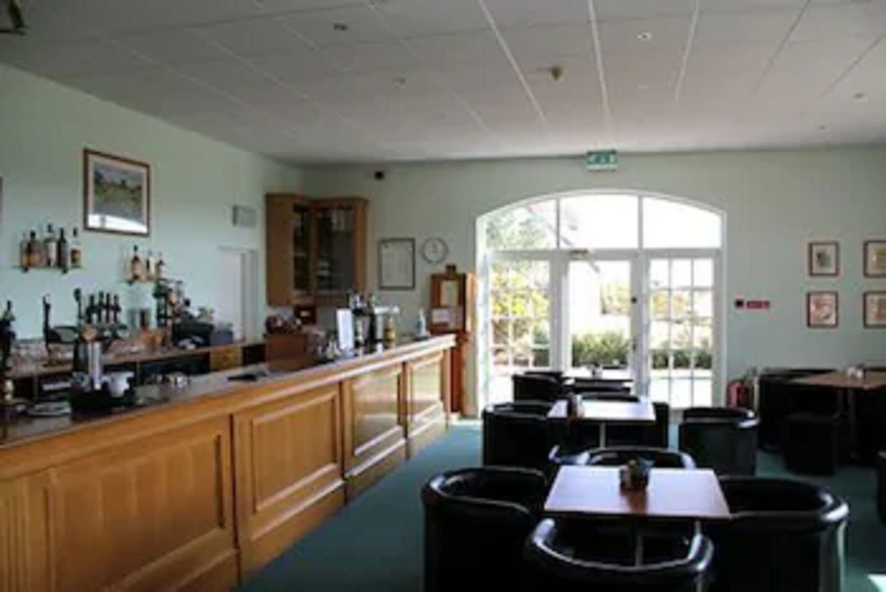 daily cooked-to-order breakfast (gbp 7.5 per person)