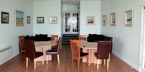 Breakfast, lunch, dinner served; golf course views