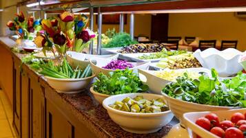 Petit déjeuner, déjeuner et dßner servis sur place, vue sur la piscine