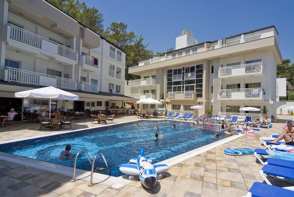 Piscine extérieure, parasols de plage, chaises longues