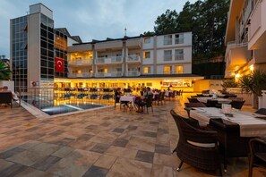 Outdoor pool, pool umbrellas, sun loungers - Viking Express Otel (Kemer)