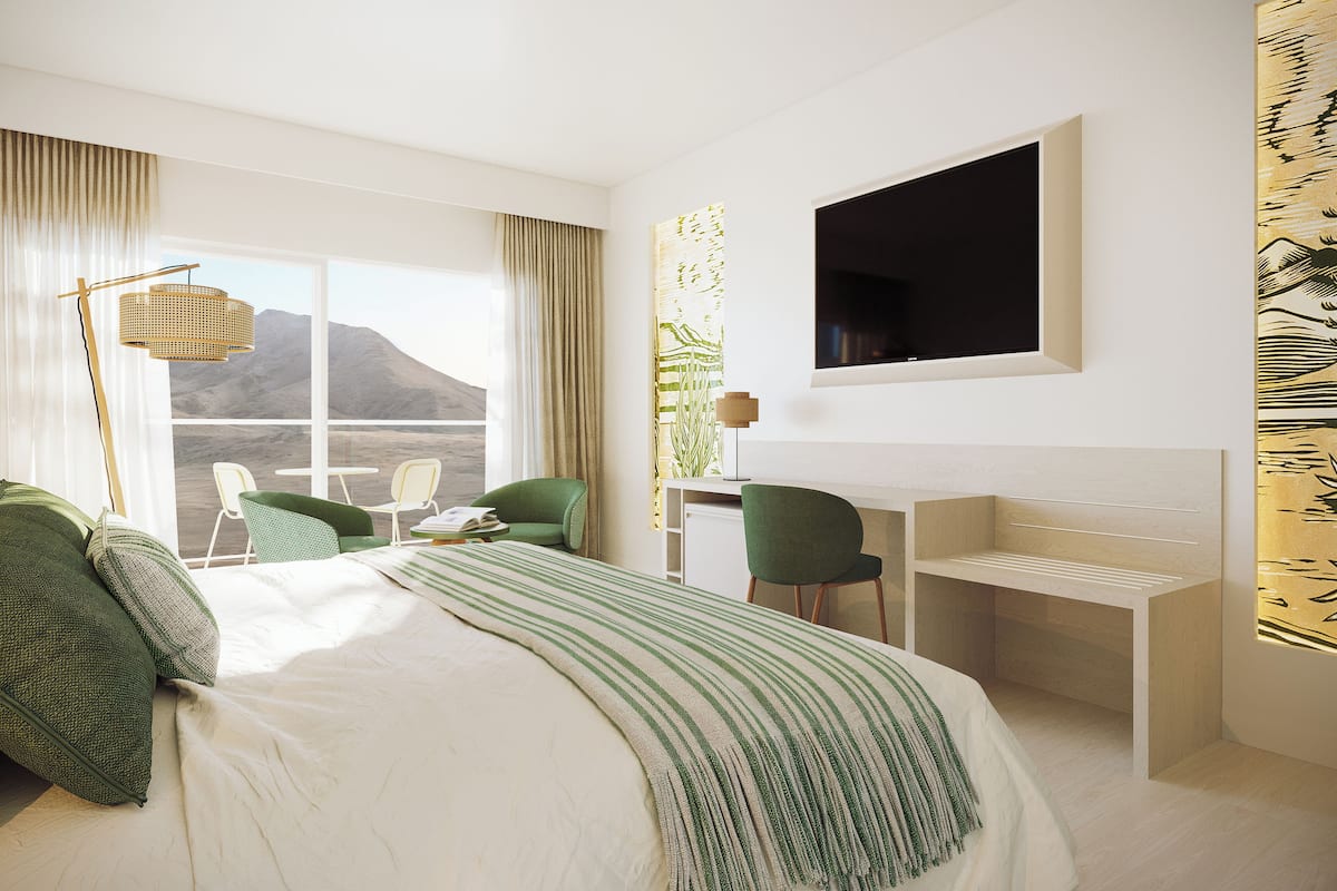Frigobar, cofres nos quartos, escrivaninha, cortinas blackout