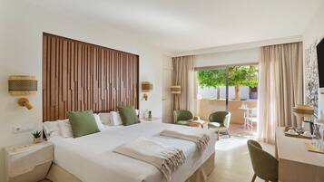 ميني بار وخزنة داخل الغرفة ومكتب وستائر تعتيم