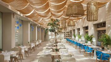 2 restaurants; breakfast, lunch and dinner served