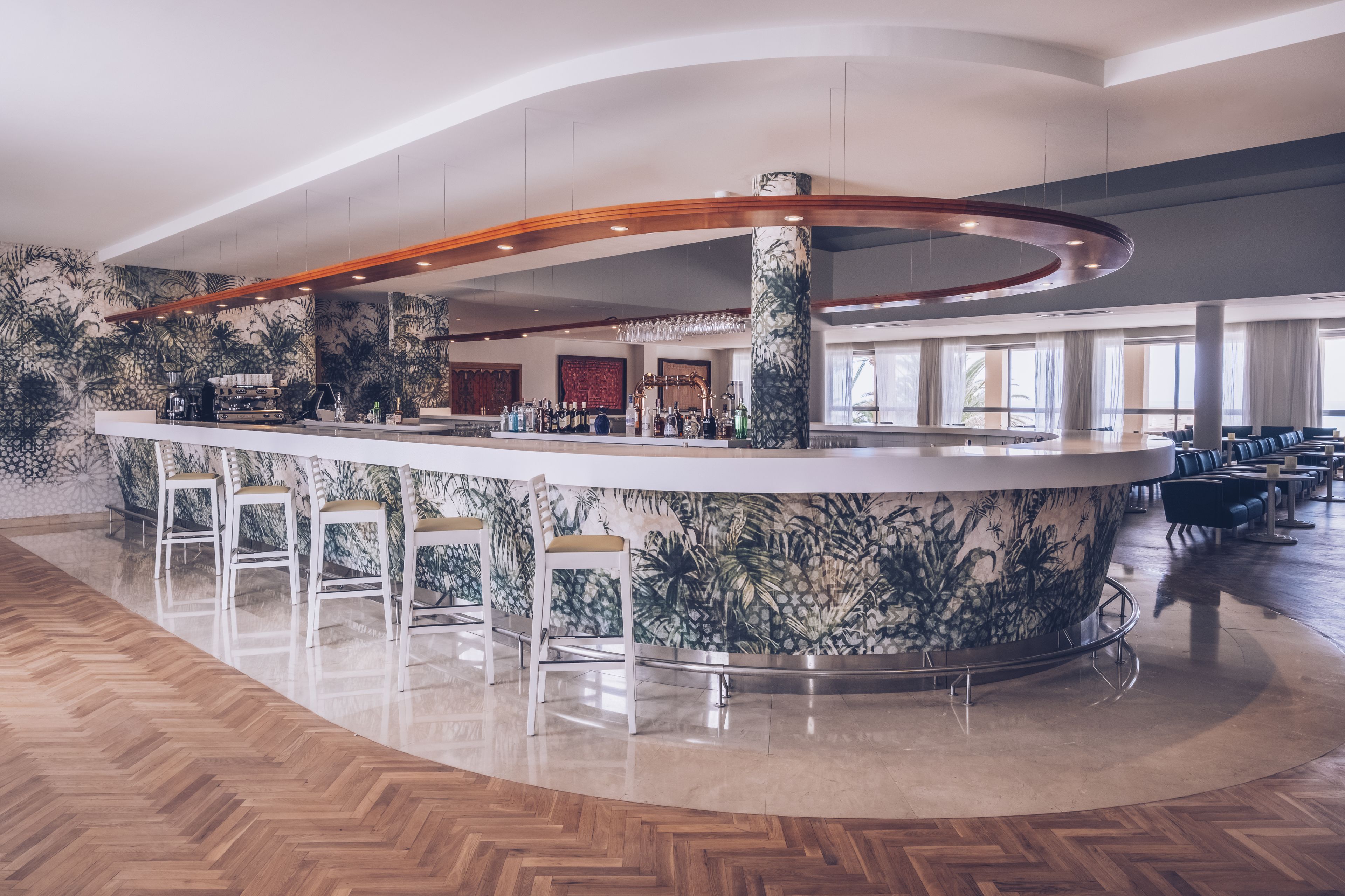 4 bars/lounges, poolside bar