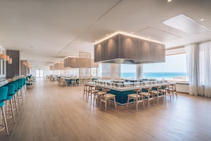 2 restaurants, breakfast, lunch, dinner served; international cuisine