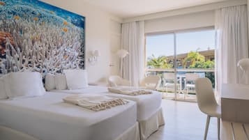 Minibar, coffres-forts dans les chambres, bureau, rideaux occultants