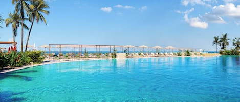 Inomhuspool, 2 utomhuspooler, parasoller och solstolar